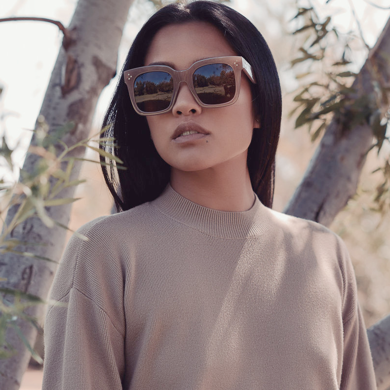 Gafas de sol con lentes planas y borde con cuernos de gran tamaño y atrevidas A101