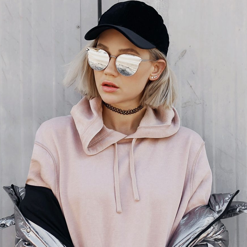 Gafas de sol modernas con borde de cuerno y lentes de espejo plano A854