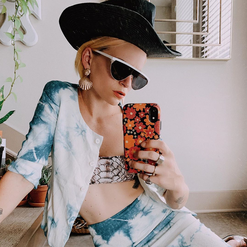 Gafas de sol retro futuristas con parte superior plana y escudo mono C953