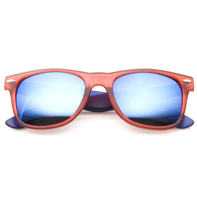 Gafas de sol retro con borde de cuerno y lentes de espejo de color aleatorio 8650
