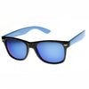 Gafas de sol retro con lentes espejadas de neón de dos tonos y borde con cuernos 8911