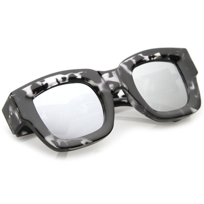 Gafas de sol con lentes planas espejadas y borde con cuernos atrevidos para mujer C274