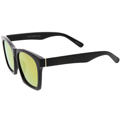 Gafas de sol modernas con lentes planas y montura en bloque con borde de cuernos C425