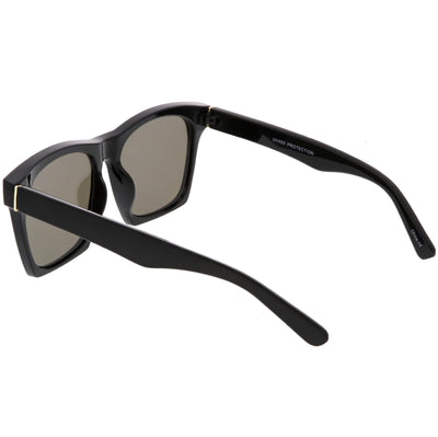 Gafas de sol modernas con lentes planas y montura en bloque con borde de cuernos C425
