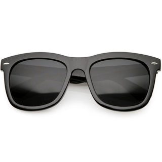 Gafas de sol extragrandes con montura de cuerno y remaches metálicos de brazo ancho C693 - Negro brillante / Humo