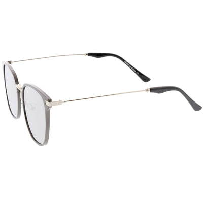 Gafas de sol retro modernas con borde de cuernos y lentes planas espejadas C834