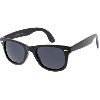 Gafas de sol clásicas con montura pequeña y brazos anchos, lentes oscuros con montura de cuerno C923