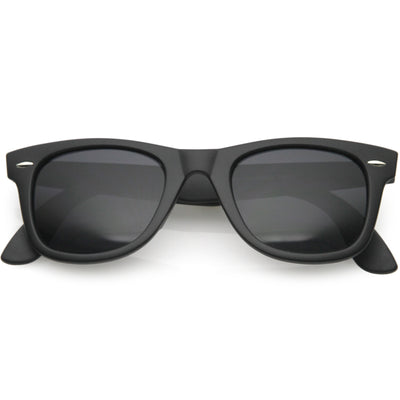 Gafas de sol clásicas con montura pequeña y brazos anchos, lentes oscuros con montura de cuerno C923