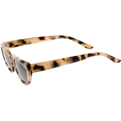 Gafas de sol polarizadas tipo ojo de gato con lentes ovaladas de color neutro y brazos anchos C928